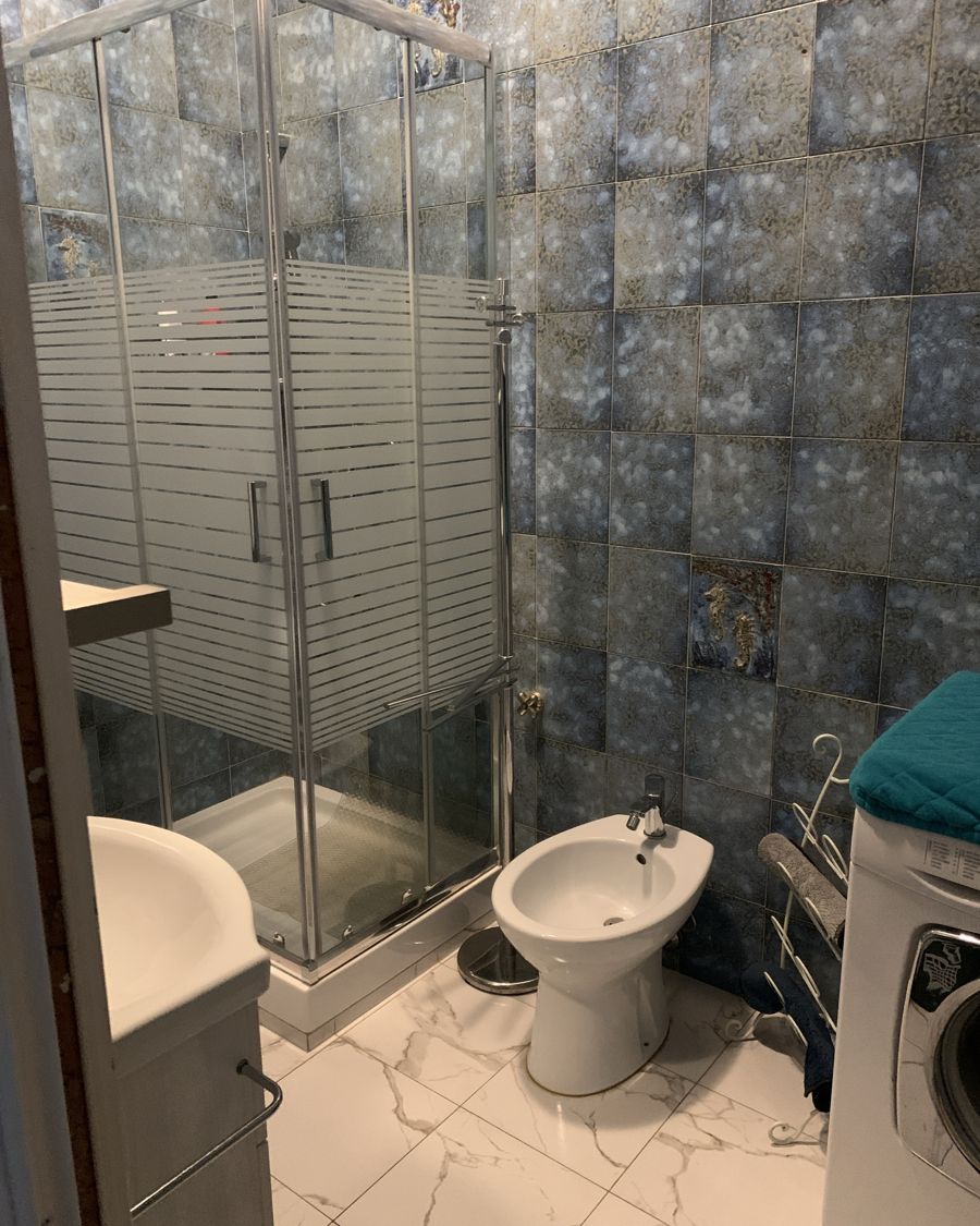 Bagno con doccia e lavatrice