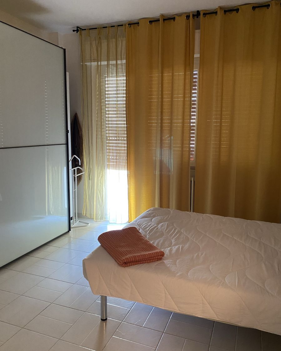 Letto con asciugamano arancione