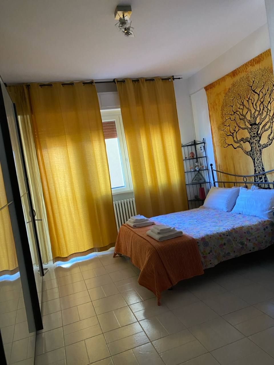 Camera con letto e armadio