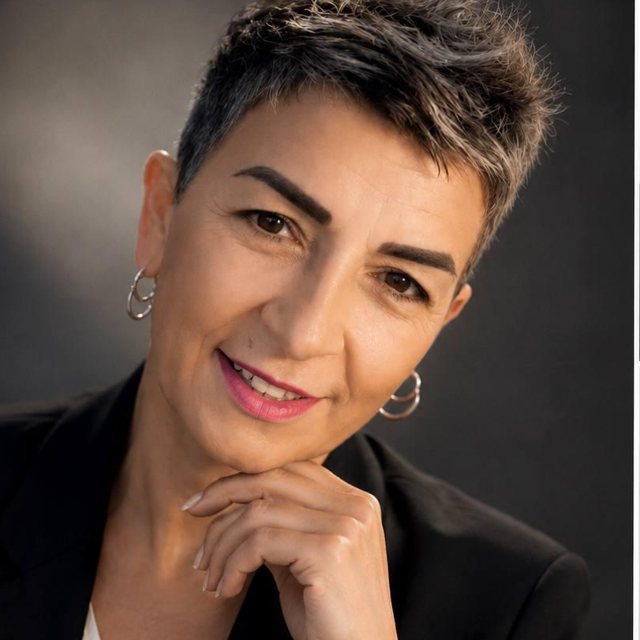 Daniela, la host