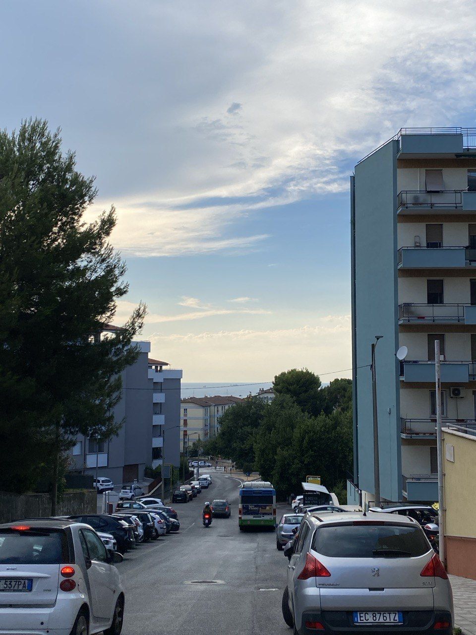 Vista dalla finestra sul quartiere e sul mare