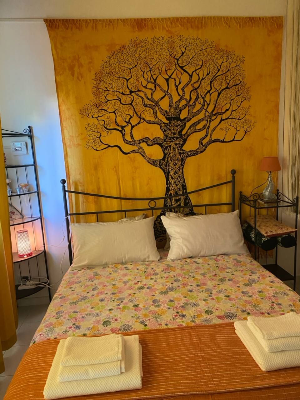 Letto matrimoniale con arazzo dell’albero della vita