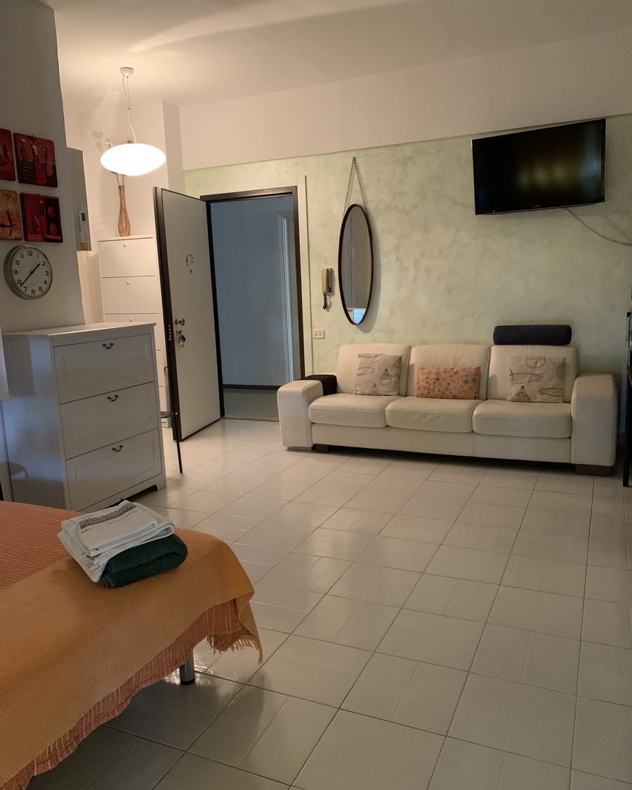 Soggiorno con divano bianco