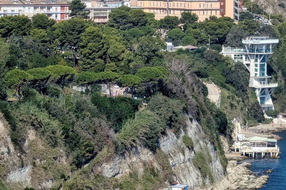Il Passetto con l’ascensore panoramico e la spiaggia