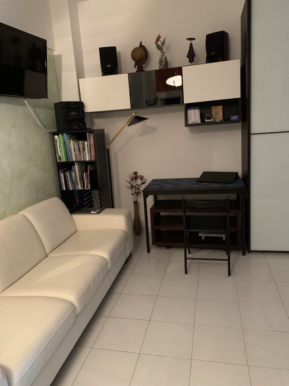 Angolo studio con scrivania e divano
