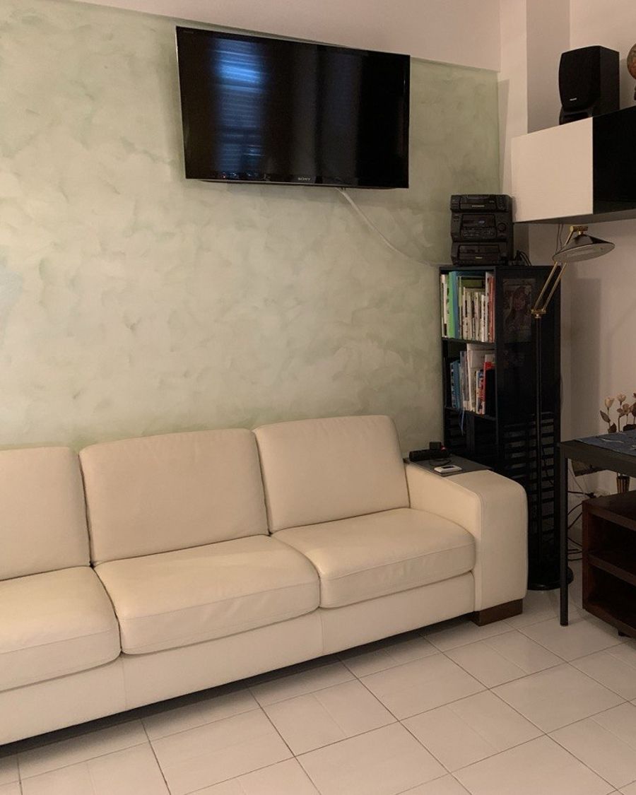 Divano e TV a parete